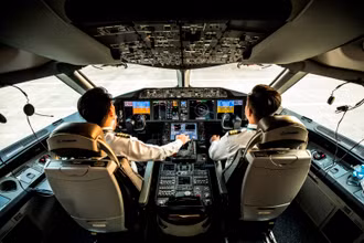 Tổ lái chuyến bay VN675 từ TP Hồ Chí Minh đi Kuala Lumpur (Malaysia). (Ảnh: Hãng hàng không Vietnam Airlines cung cấp)
