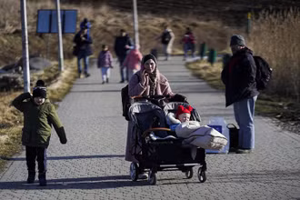 Một gia đình bỏ chạy khỏi Ukraine để tới Ba Lan, ngày 24/2. (Ảnh: Reuters)