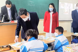 Bộ trưởng Nguyễn Kim Sơn kiểm tra việc dạy và học trực tiếp tại Trường tiểu học Minh Tân, huyện Thủy Nguyên (thành phố Hải Phòng) sáng 9/2.