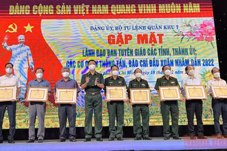 Đại diện lãnh đạo Cơ quan Thường trực Báo Nhân Dân tại thành phố Hồ Chí Minh nhận bằng khen của Đảng ủy, Bộ Tư lệnh Quân khu 7.