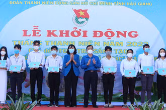 Tặng học bổng “Thắp sáng ước mơ” cho các em học sinh, sinh viên. 