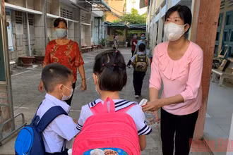 Học sinh Trường Tiểu học Thực hành, Trường Cao đẳng Cần Thơ ngày đầu học trực tiếp.