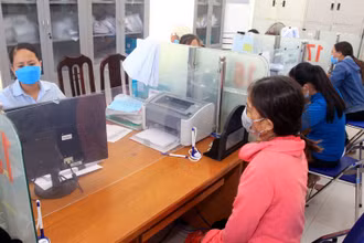 Người dân đến làm các thủ tục chi trả bảo hiểm thất nghiệp tại Trung tâm Dịch vụ việc làm tỉnh Thái Bình.