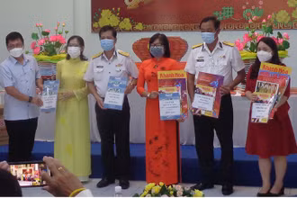 Các đơn vị gửi tặng ấn phẩm báo chí Xuân Nhâm Dần 2022 tới quân và dân Trường Sa.