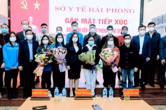 Lãnh đạo ngành y tế Hải Phòng gặp mặt đại diện các sinh viên tham gia hỗ trợ chống dịch tại các Trạm y tế lưu động, sáng 16/2.