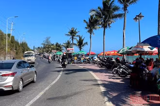 Tuyến đường ven biển từ Phan Thiết đến Mũi Né chật kín các loại xe của du khách đến nghỉ dưỡng và du Xuân 2022.