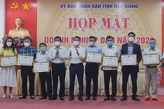 Tặng Bằng khen cho các doanh nghiệp tiêu biểu năm 2021.