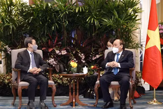 Chủ tịch nước Nguyễn Xuân Phúc tiếp ông Jason Leow, Tổng Giám đốc CapitaLand Development (CLD), nhánh kinh doanh phát triển bất động sản của Tập đoàn CapitaLand. (Ảnh: THỐNG NHẤT/TTXVN)