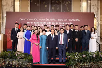 Chủ tịch nước và Phu nhân chụp ảnh chung với cán bộ, nhân viên Đại sứ quán, đại diện cộng đồng người Việt Nam tại Singapore. (ẢNH: THỐNG NHẤT/TTXVN)