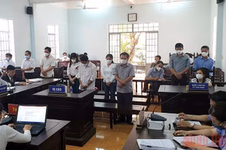 Các bị cáo tại phiên tòa xét xử. 
