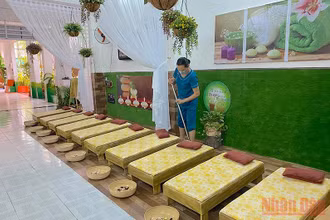 Giáo viên Trường mầm non Bình Minh (quận Hải Châu, TP Đà Nẵng) vệ sinh trường, lớp chuẩn bị đón học sinh trở lại trường.