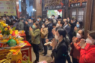 Hầu hết người dân đến du xuân, lễ phủ đều tuân thủ nghiêm việc đeo khẩu trang phòng Covid-19.