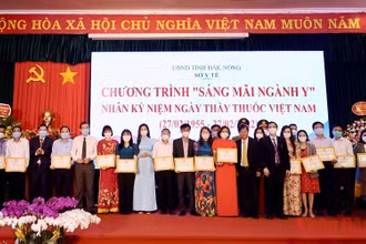 Trao tặng khen thưởng của ngành y tế cho các tập thể và cá nhân có thành tích xuất sắc trong thực hiện nhiệm vụ năm 2021.