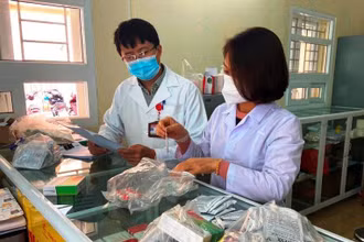 Thành viên tổ tư của Bệnh viện Công an Thanh Hóa kiểm tra túi thuốc điều trị, cấp phát cho bệnh nhân.