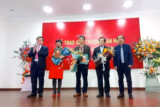 Đồng chí Nguyễn Trọng Nghĩa và nhà thơ Nguyễn Quang Thiều trao giải thưởng Hội Nhà văn Việt Nam năm 2021 cho các tác giả.