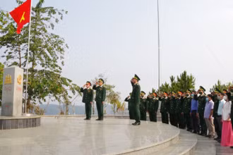 Chào cờ chủ quyền tại cột mốc ngã ba biên giới Việt Nam-Lào-Campuchia.