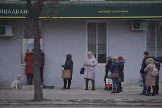 Người dân xếp hàng rút tiền ở Luhansk. (Ảnh: AP)