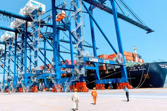Xếp dỡ hàng hóa tại cảng Lạch Huyện (Hải Phòng). Ảnh: QUANG DŨNG