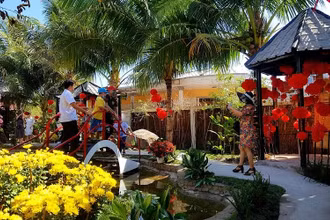Du khách thích thú chụp ảnh lưu niệm tại làng du lịch Ông Đề.
