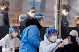 Lấy mẫu xét nghiệm Covid-19 tại 1 nhà ga ở Seoul, Hàn Quốc, ngày 10/2/2022. (Ảnh: REUTERS)