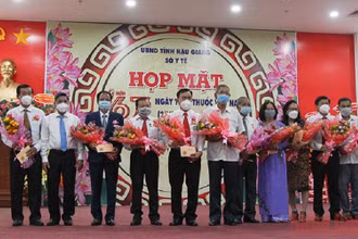 Tặng hoa, quà cho các Thầy thuốc nhân dân, Thầy thuốc ưu tú tại buổi họp mặt.