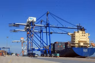 Container hàng hóa tại cảng Hải Phòng. (Ảnh: TTXVN)
