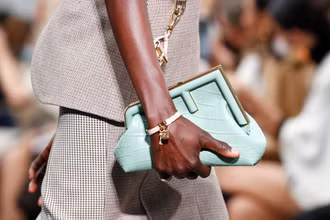 Người mẫu giới thiệu sản phẩm túi Fendi. (Ảnh: Reuters)