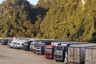 Hàng nghìn xe chở nông sản vẫn đang ùn ứ ở cửa khẩu Tân Thanh, Văn Lãng (Lạng Sơn).