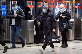 Hành khách đeo khẩu trang khi tới ga tàu điện ngầm tại Stockholm, Thụy Điển, ngày 7/1. (Ảnh: Reuters)