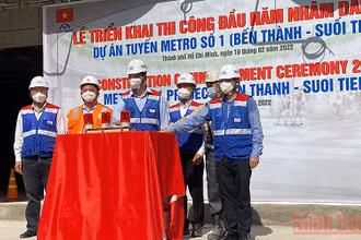 Lãnh đạo TP Hồ Chí Minh cùng Ban quản lý đường sắt đô thị bấm nút khởi động công trình tuyến Metro số 1 đầu năm 2022.