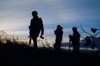 Binh sĩ Ukraine vào vị trí tại căn cứ không quân Vasylkiv ở vùng Kiev, Ukraine, ngày 26/2/2022. Ảnh: REUTERS