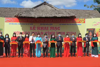 Các đại biểu cắt băng khai mạc Hội Báo Xuân tỉnh Kon Tum năm 2022.