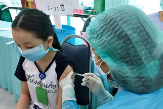 Tiêm vaccine ngừa Covid-19 cho trẻ em từ 5-11 tuổi ở tỉnh Phetchabhun, Thái Lan. (Ảnh: Bangkok Post)