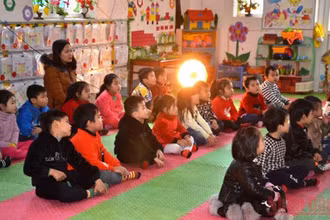 Phòng, chống rét cho học sinh mầm non ở thị xã Sa Pa, khi nhiệt độ xuống thấp, thời tiết rét hại.