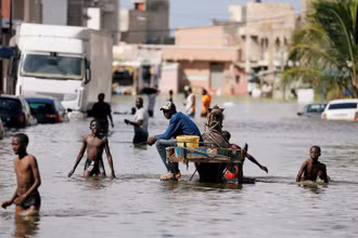 Một con phố ở Keur Massar, Senegal bị ngập lụt sau trận mưa lớn hồi tháng 8/2020. (Ảnh: Reuters)