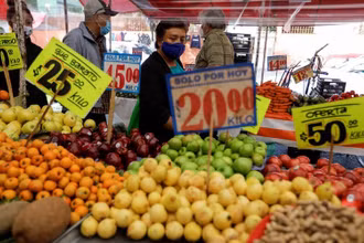 Trái cây bày bán tại 1 khu chợ đường phố ở Mexico City, Mexico, ngày 17/12/2021. (Ảnh: REUTERS)
