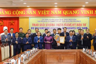 Lãnh đạo tỉnh Thái Nguyên trao Giấy chứng nhận đầu tư thêm 920 triệu USD cho lãnh đạo Công ty TNHH Samsung Electro-Mechanics Việt Nam.
