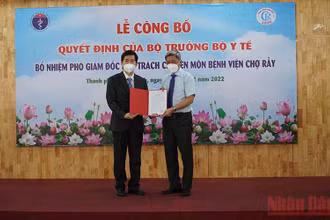 Trao quyết định bổ nhiệm chức vụ Phó Giám đốc phụ trách chuyên môn Bệnh viện Chợ Rẫy cho BS Lâm Việt Trung.