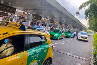 Taxi chờ đón khách tại Cảng hàng không quốc tế Tân Sơn Nhất. (Ảnh: Cục Hàng không Việt Nam)