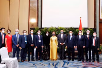 Chủ tịch nước Nguyễn Xuân Phúc chúc mừng các ký kết, hợp tác của doanh nghiệp Việt Nam với các doanh nghiệp Singapore.