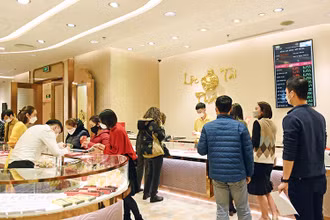 Nhiều người dân đi mua vàng nhân ngày vía Thần Tài. 