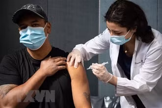 Nhân viên y tế tiêm vaccine phòng Covid-19 cho người dân tại New York, Mỹ. (Ảnh: AFP/TTXVN)