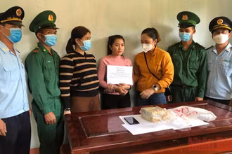 Đối tượng Nang Xi Sup La cùng tang vật.