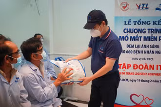 Tặng quà cho bệnh nhân mổ mắt.