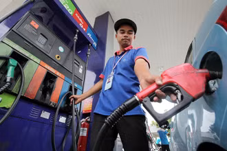 Một nhân viên đang phục vụ tại trạm xăng thuộc tập đoàn PTT, Thái Lan (Ảnh: Bangkok Post)