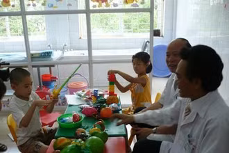 Hướng dẫn các bé mắc bệnh tự kỷ nhận biết, tăng khả năng  giao tiếp để dễ hòa nhập cộng đồng.