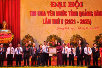 Phó Chủ tịch nước trao tặng Huân chương Lao động cho các cá nhân thành tích xuất sắc.
