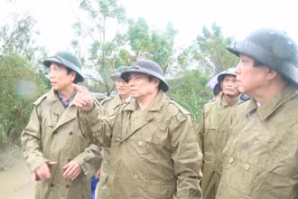 Đồng chí Phạm Minh Chính cùng lãnh đạo tỉnh Quảng Trị kiểm tra tình hình lũ lụt tại huyện Hải Lăng chiều 16-10 (Ảnh: Quang Huy).