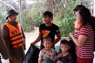 Thiếu tướng, Phó Tư lệnh Quân khu 4 Nguyễn Văn Man thăm, tặng quà người dân Phú Mậu, Phú Vang, Thừa Thiên Huế
