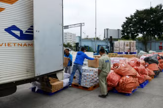 Xe vận chuyển hàng cứu trợ vào miền trung.